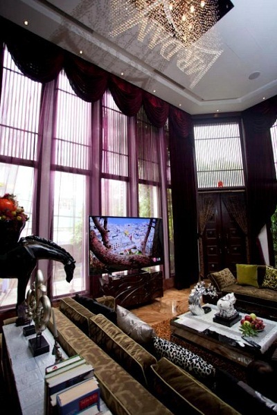 Mục sở thị tivi trăm triệu trong biệt thự triệu đô của Mr.Đàm - 3 Bên trong phòng khách, chiếc piano được Mr. Đàm đặt trân trọng ở góc phòng, n