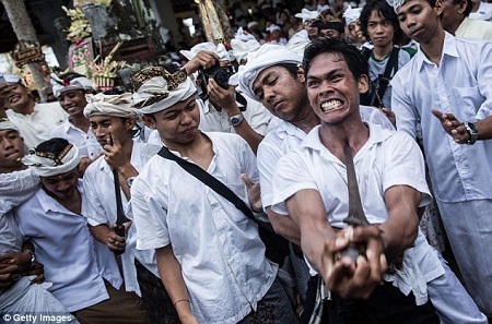 Những người phụ nữ rơi vào trạng thái thôi miên kỳ lạ và bắt đầu nhảy múa như “lên đồng”.