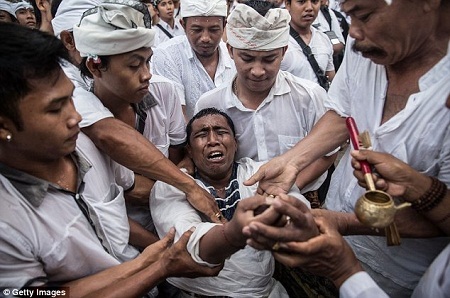 Những người phụ nữ rơi vào trạng thái thôi miên kỳ lạ và bắt đầu nhảy múa như “lên đồng”.