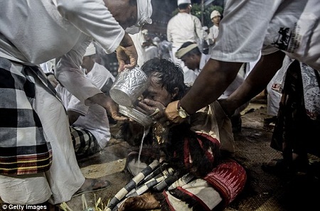 Một tín đồ khác rửa mặt bằng nước nóng để hồi tỉnh vào lúc cuối ngày.