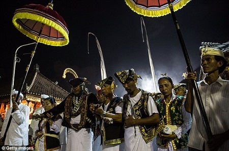 Khi đêm xuống, phần lễ kết thúc và phần hội bắt đầu.