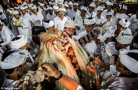 Khi đêm xuống, phần lễ kết thúc và phần hội bắt đầu.