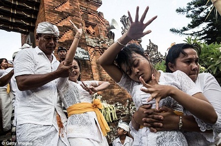 Những người phụ nữ rơi vào trạng thái thôi miên kỳ lạ và bắt đầu nhảy múa như “lên đồng”.