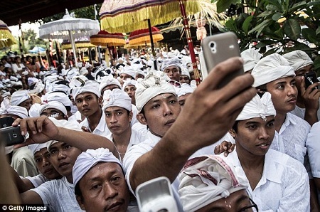 Người dân tranh thủ ghi lại những hình ảnh của lễ hội.