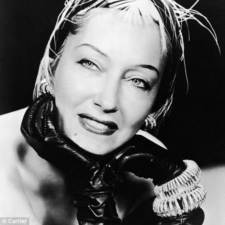 Bản vẽ thiết kế
của chiếc ghim cài vẫn còn được lưu giữ cho tới hôm nay.