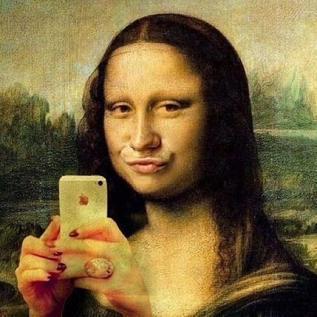 Nếu nàng Mona Lisa biết chụp ảnh “tự sướng”...! - 2 Nàng Mona Lisa chụp ảnh tự sướng với điện thoại thông minh.
