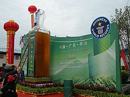 Chai dầu ăn lớn nhất thế giới cao 5,08 m từng lập kỷ lục năm 2009. Nó nặng hơn 2.177 kg.