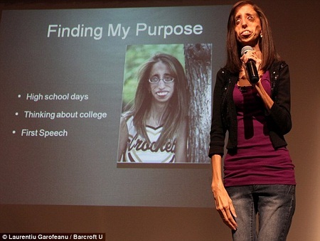 Lizzie cùng cha mẹ và hai em.