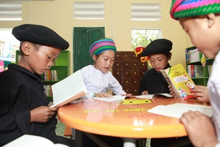 Niềm vui của các em nhỏ trước những trang sách mới.