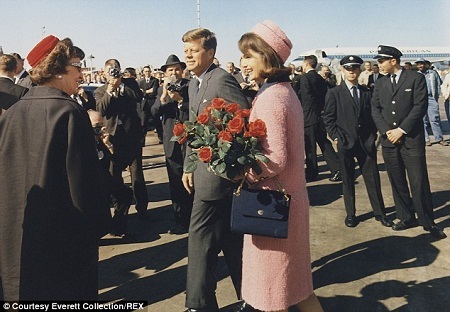 Vợ kẻ ám sát Tổng thống Mỹ Kennedy vẫn “sống trong sợ hãi” - 6 Bà Marina chụp hình bên chồng cũ - Lee Harvey Oswald và con gái đầu lòng June Lee năm 1962.