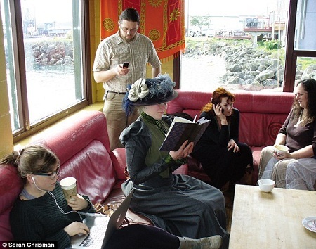 Cô Sarah Chrisman, 33 tuổi, luôn ăn vận theo phong cách thời trang thế kỷ 19.