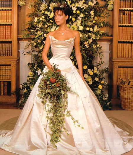 Đấu giá vương miện vàng trong lễ cưới của cô dâu Victoria Beckham - 1 Victoria Beckham đã đội chiếc vương miện vàng của nhà thiết kế Barrett trong lễ cưới của mình.