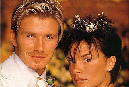 Đấu giá vương miện vàng trong lễ cưới của cô dâu Victoria Beckham - 2 Victoria Beckham đã đội chiếc vương miện vàng của nhà thiết kế Barrett trong lễ cưới của mình.