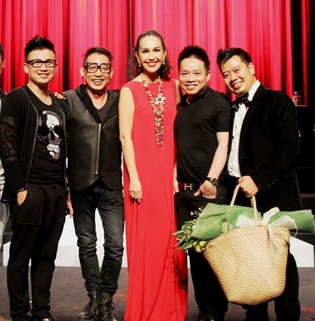 Người đẹp không tuổi Diễm My bên các nhà tạo mẫu tóc và nhà sản xuất chương trình.