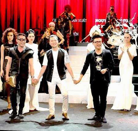 Các nhà tạo mẫu tóc cùng ra chào khán giả.