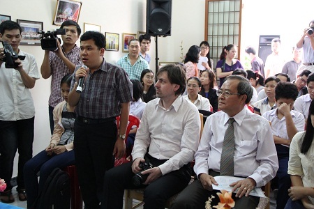 Một bạn đọc đặt câu hỏi giao lưu.