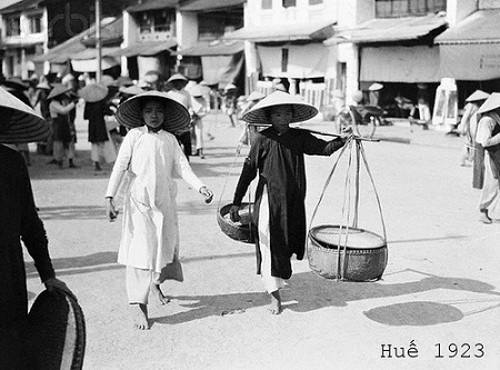 Thế giới lưu giữ ảnh “độc” về phụ nữ Việt với áo dài, nón lá - 1 Thế giới lưu giữ ảnh “độc” về phụ nữ Việt với nón lá, áo dài