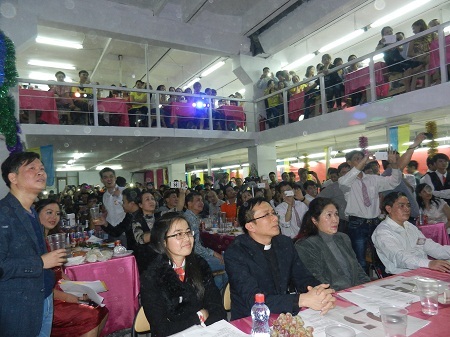 Noel với những người thợ may ngoại ô Mátxcơva - 1 Khán giả chăm chú theo dõi các tiết mục biểu diễn.