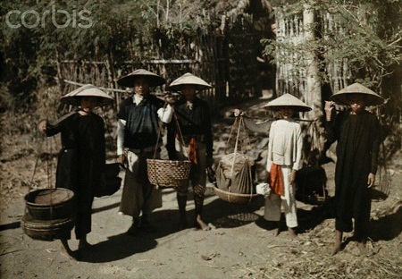 Thế giới lưu giữ ảnh “độc” về phụ nữ Việt với áo dài, nón lá - 4 Thế giới lưu giữ ảnh “độc” về phụ nữ Việt với nón lá, áo dài