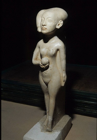 Bức tượng 3.000 tuổi hé lộ hôn nhân cận huyết của Tutankhamun - 2 Bức tượng dài 32cm là một trong những cổ vật quý giá nhất của Ai Cập.