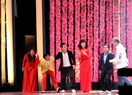 Xuân Bắc, Tự Long "đá xoáy" hôi bia trong Gala cười cuối năm - 1 Màn chúc xuân khán giả vô cùng mới lạ và hài hước của các nghệ sĩ hài.