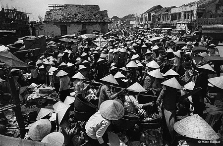 Thế giới lưu giữ ảnh “độc” về phụ nữ Việt với áo dài, nón lá - 10 Một xóm chợ nhỏ năm 1961 (Ảnh: Life).