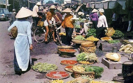 Thế giới lưu giữ ảnh “độc” về phụ nữ Việt với áo dài, nón lá - 11 Một phiên chợ ở Sài Gòn (Ảnh: Mike Roberts).