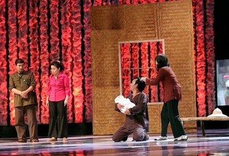 Xuân Bắc, Tự Long "đá xoáy" hôi bia trong Gala cười cuối năm - 3 Người vợ không thể chịu nổi sự cổ hủ thái quá của người chồng khi bị bắt đẻ đứa con thứ 12.
