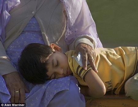 Hai bé gái sinh đôi dễ thương đang chơi đùa với nhau. (Ảnh: Sarah West/Dailymail)