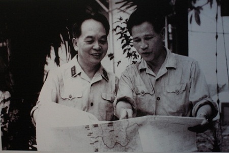 Ảnh Đại tướng Nguyễn Chí Thanh bên Đại tướng Võ Nguyên Giáp - 3 Chủ tịch Hồ Chí Minh, Đại tướng Nguyễn Chí Thanh thăm Sư đoàn 312 ngày 1/1/1964