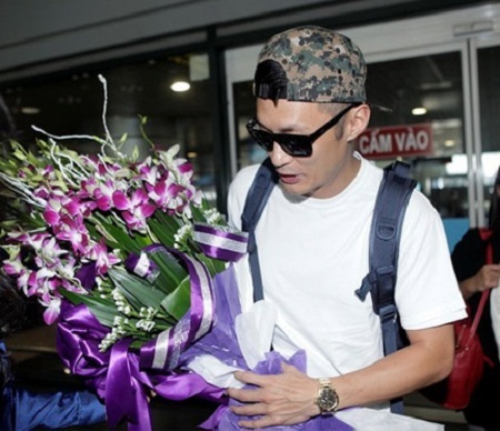 Tháng 9, nam tài tử Hồng Kông Dư Văn Lạc xuất hiện lặng lẽ tại sân bay Nội Bài