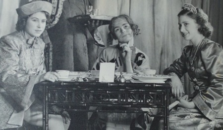 Ảnh hiếm của Nữ hoàng Anh đóng kịch và vào các vai... nam chính - 2 Công chúa Elizabeth (ngoài cùng bên trái) và công chúa Margaret (ngoài cùng bên phải).