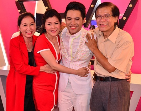 Vị ngọt và trái đắng của dàn diễn viên “Vị đắng tình yêu” - 9 NSƯT Kim Xuân cùng chồng, con trai và con dâu.