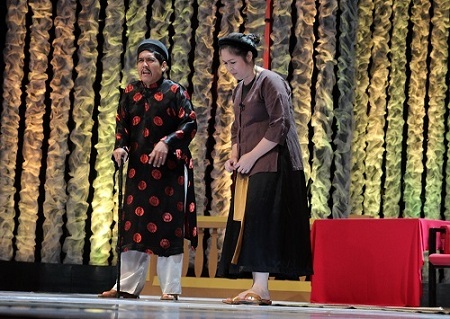 Xuân Bắc, Tự Long "đá xoáy" hôi bia trong Gala cười cuối năm - 8 NSƯT Đức Thịnh và NSND Hồng Vân trong tiểu phẩm Câm, điếc, mù, dốt xử án.