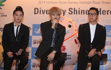 Tháng 9, nam tài tử Hồng Kông Dư Văn Lạc xuất hiện lặng lẽ tại sân bay Nội Bài