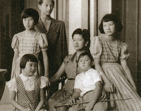 Bà Nguyễn Hữu Thị Lan bên 5 người con.