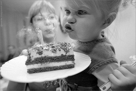 Bé gái một tuổi háo hức thổi nến lần đầu trong đời. (Ảnh: Izismile)