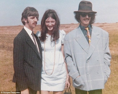 Lộ diện người phụ nữ cất giữ bí mật của The Beatles - 1 Freda chụp hình cùng hai thành viên của The Beatles - Ringo Starr và George Harrison.