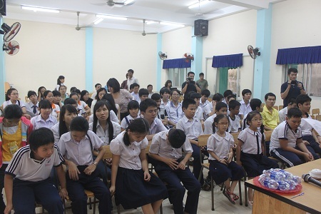 Học sinh trường Nguyễn Đình Chiểu háo hức chào đón Mikhail Samasky.