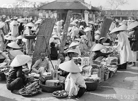 Thế giới lưu giữ ảnh “độc” về phụ nữ Việt với áo dài, nón lá - 3 Thế giới lưu giữ ảnh “độc” về phụ nữ Việt với nón lá, áo dài