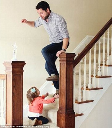Câu chuyện xúc động từ một bộ ảnh cưới đang gây sốt - 8 Giờ ở cuối cầu thang có cô con gái nhỏ chờ anh.