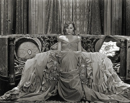 Nữ diễn viên Greta Garbo trên phim trường “Romance” (1930).