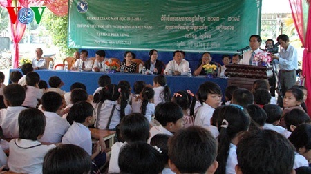 Trường học Việt kiều ở Campuchia khai giảng năm thứ hai - 1 Lễ khai giảng năm học mới tại trường tiểu học hữu nghị Khmer-Việt Nam