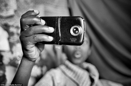 Người đàn ông đang chơi đùa với cậu con trai 5 tháng tuổi.