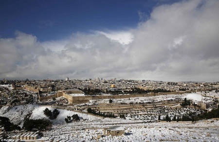 Hình ảnh thánh địa Jerusalem bất ngờ có tuyết sau 60 năm - 4 Thành phố Jerusalem sau trận bão tuyết Alexa đã bị bao phủ hoàn toàn trong sắc trắng.