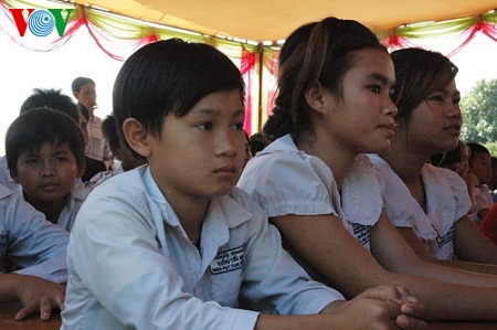 Trường học Việt kiều ở Campuchia khai giảng năm thứ hai - 2 Học sinh được miễn hoàn toàn học phí