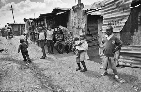 Người đàn ông đang chơi đùa với cậu con trai 5 tháng tuổi.