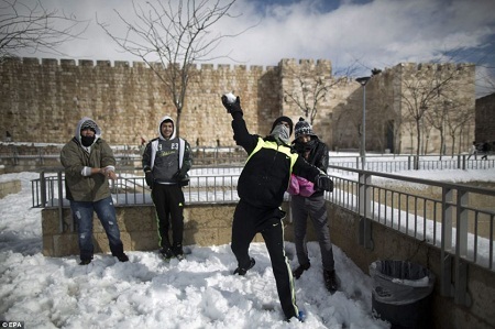 Hình ảnh thánh địa Jerusalem bất ngờ có tuyết sau 60 năm - 6 Một người đàn ông chuẩn bị hành lễ tại đền Mount.