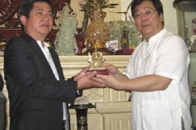 Thứ trưởng Bộ Ngoại giao Nguyễn Thanh Sơn (phải) tặng ông Al Hoàng bức tượng Vua Hùng tại tư gia.