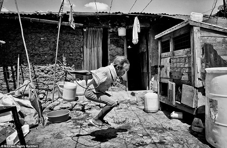 Người đàn ông đang chơi đùa với cậu con trai 5 tháng tuổi.